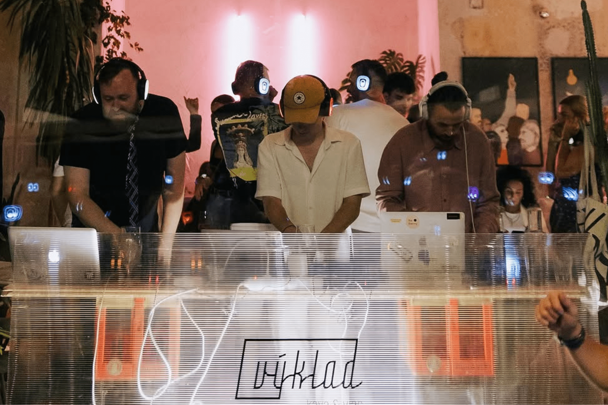 Štýlová kaviareň Výklad ožíva párty, DJ setmi a silent disco