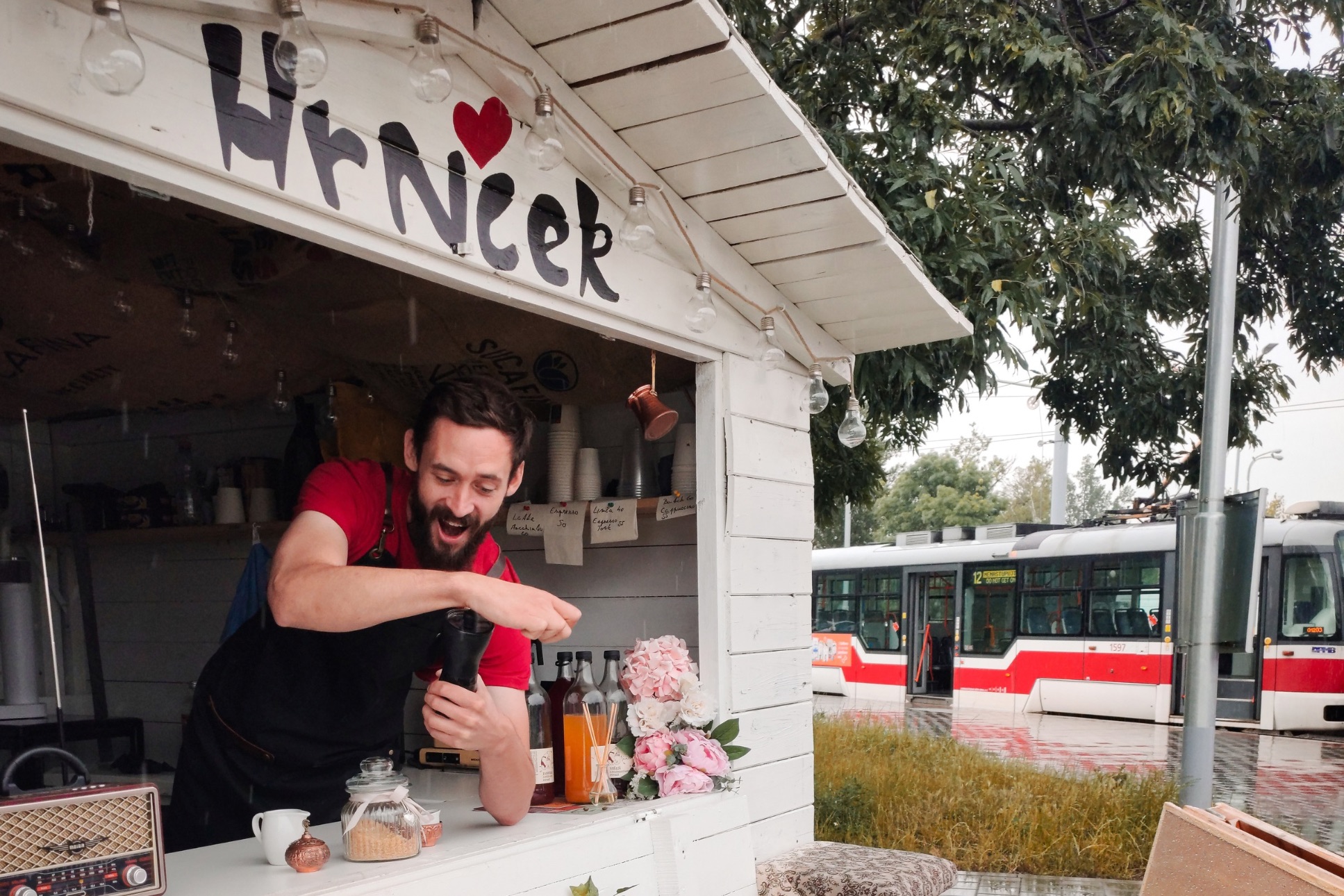 Až 100 káv denně bez elektřiny. Jak na konečné tramvaje vznikl brněnský Hrnček