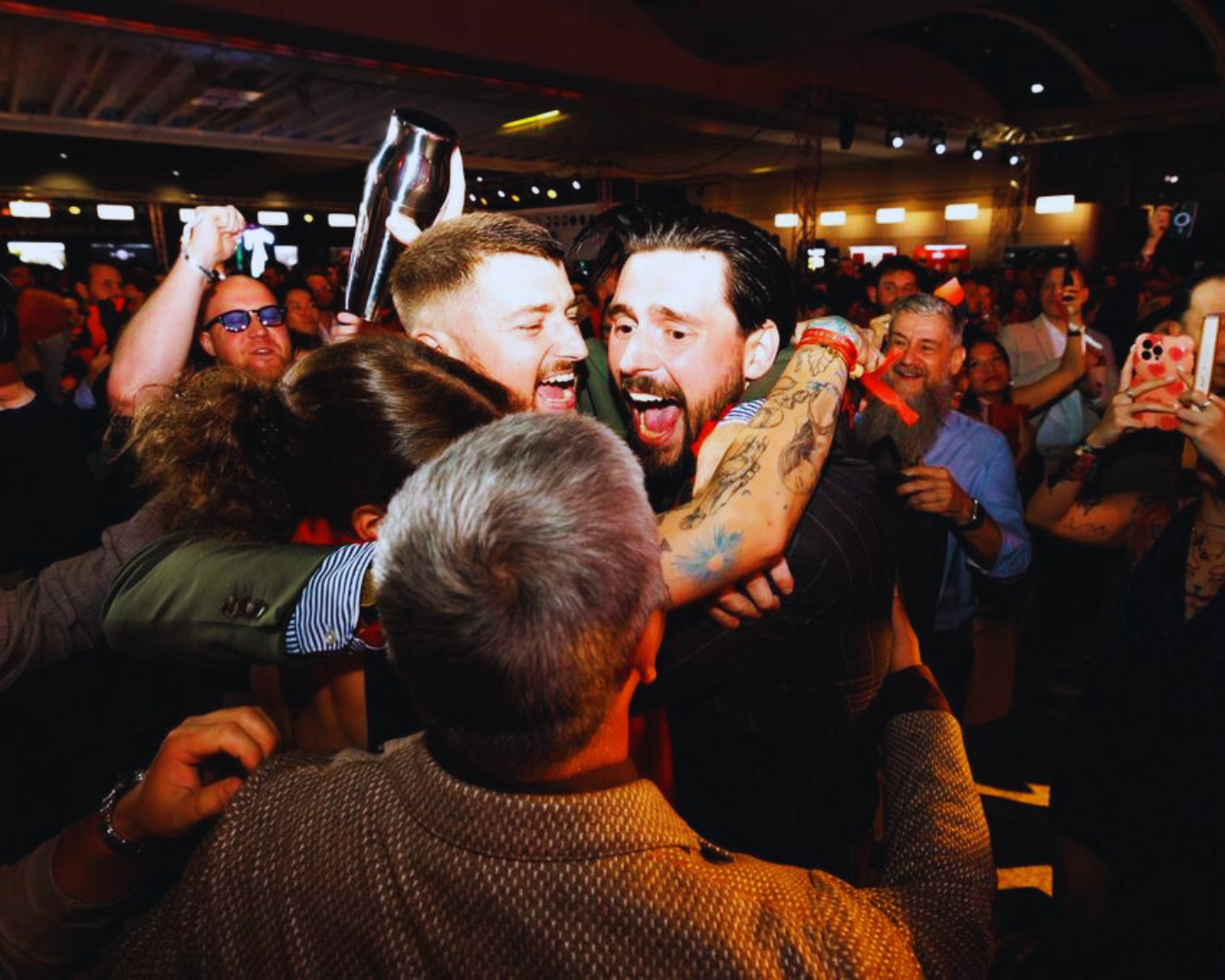 Oslava úspechu Mirror baru.