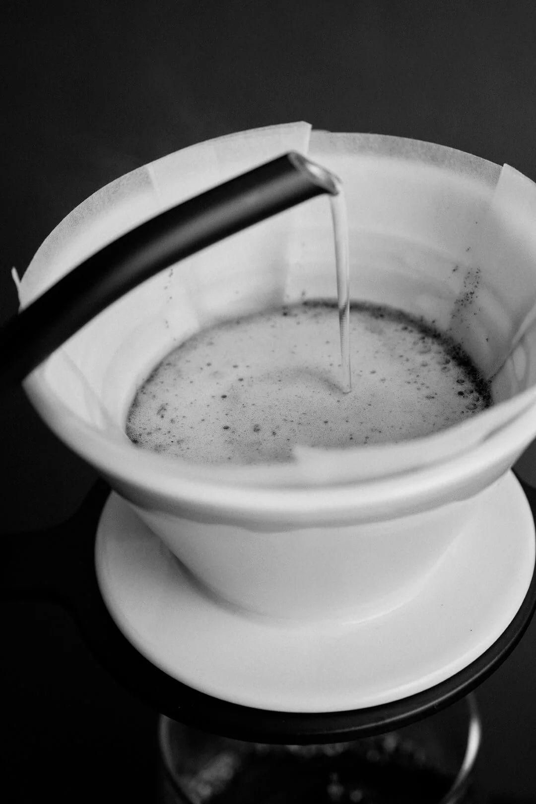 Zalévání kávy s filtrem Sibarist.
