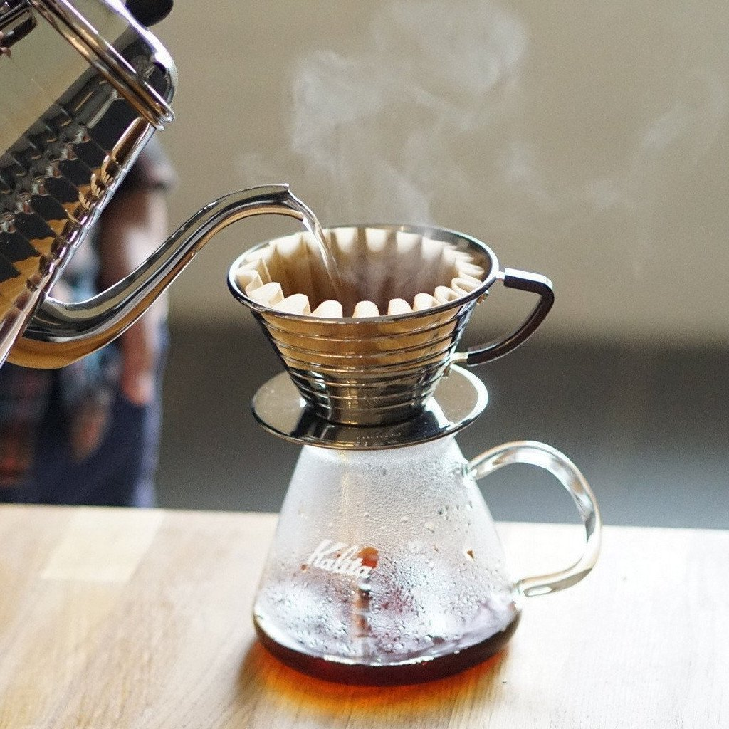 Na obrázku vidíme proces přípravy kávy pomocí originálního setu od značky Kalita. Kalita Wave 185.