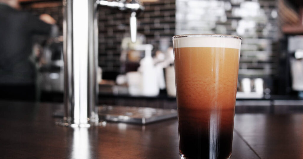 Čerstvě načepované nitro cold brew, které ukazuje svoji krásu kaskádovosti. 